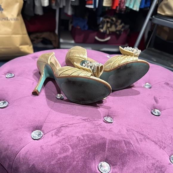 Gold High-Heeled Peep-Toe Pumps with Crystal Bow - Picture 4 of 6